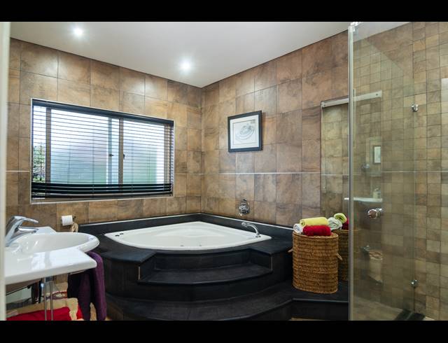 6 BEDROOM HOUSE FOR SALE IN SHEFFIELD BEACH